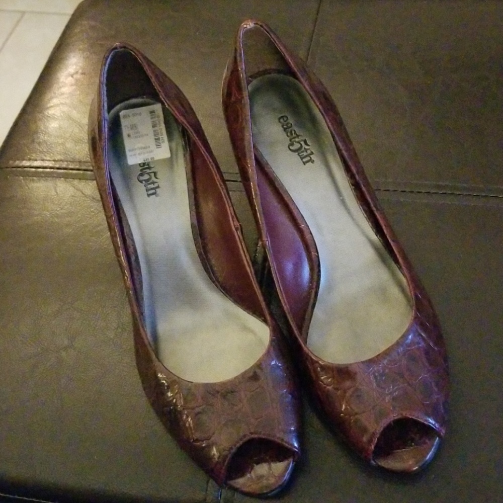 Open toe pumps